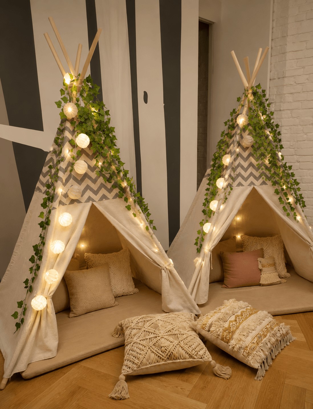 Boho aranżacja tipi z makramą i naturalnymi dekoracjami