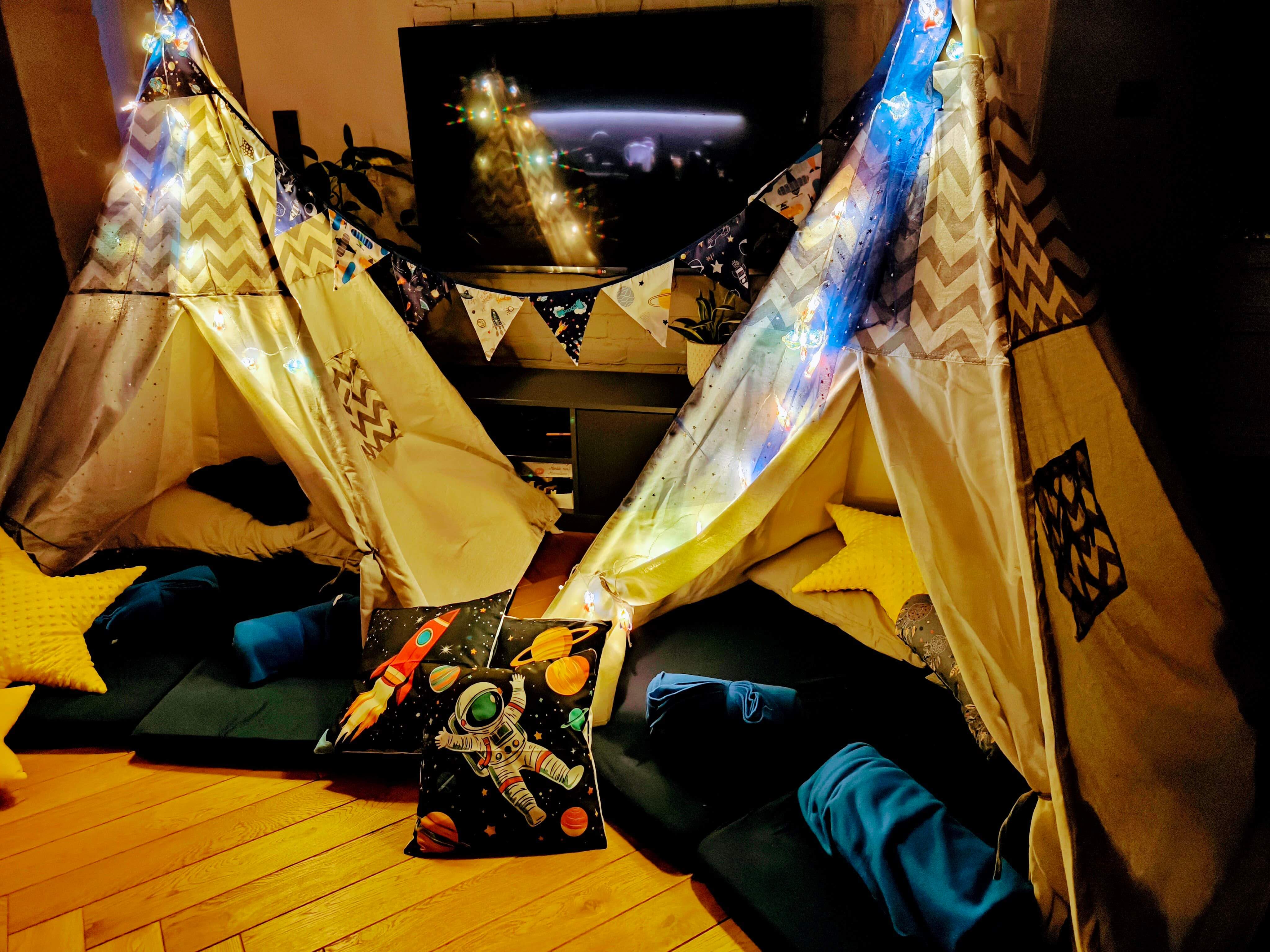 Kosmiczna aranżacja tipi w granacie z gwiazdkowymi dekoracjami
